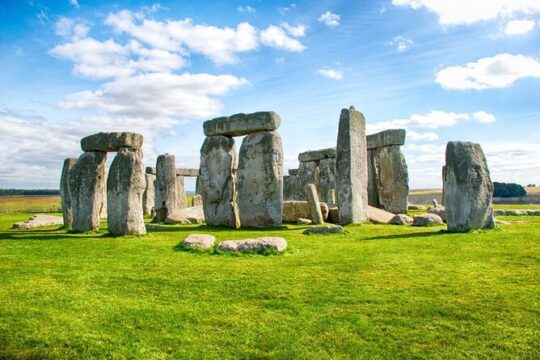 Stonehenge and Bath Guided Day Tour from London