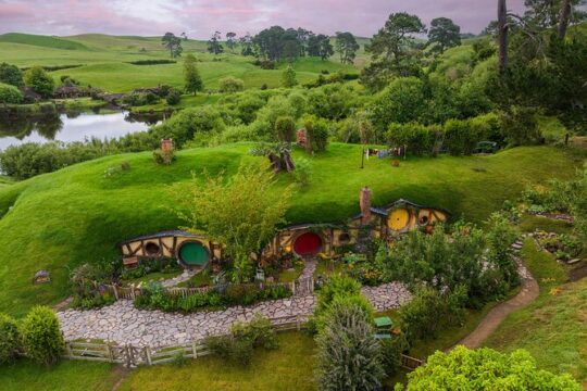 Hobbiton Movie Set and Waitomo Glowworm Caves Guided Day Trip from Auckland