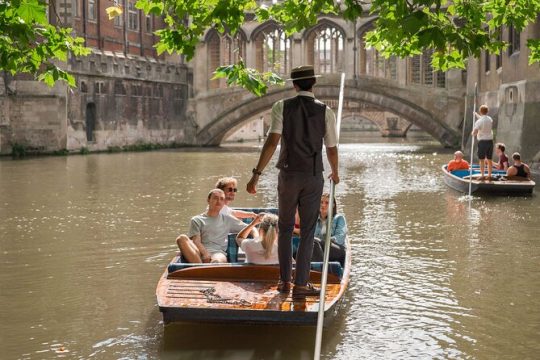 Cambridge | Alumni-Led Walking & Punting Tour w/opt Kings College