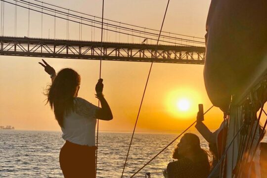 Lisbon Best Sunset Sailing Cruise - 2h Small Group Tour, with a Drink Included