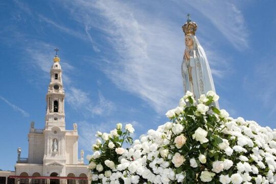 Faith and Heritage: Fátima, Batalha, Nazaré, and Óbidos Group Tour from Lisbon