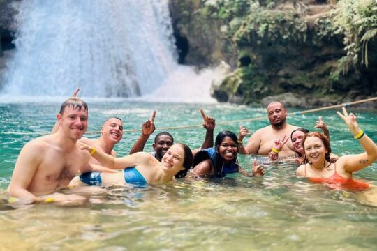 Private Tour from Montego Bay to Dunn's River Falls and Blue Hole