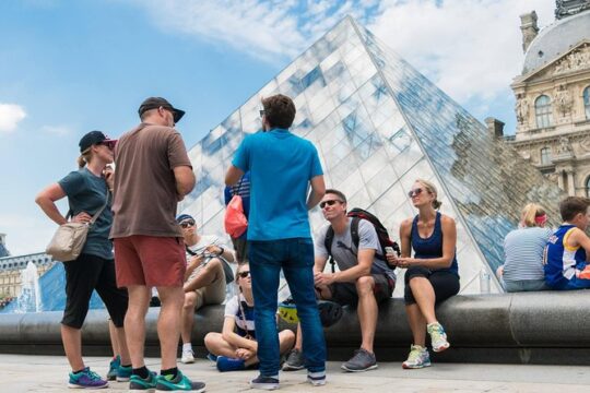 Paris Highlights Bike Tour with Eiffel Tower, Louvre and Notre-Dame