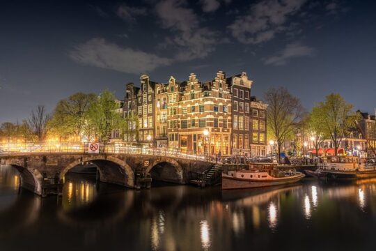 Amsterdam Evening Canal Cruise with Live Guide and Onboard Bar
