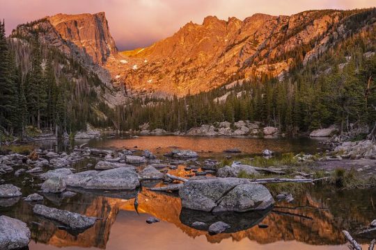 Sunrise photo hike to Dream and Emerald Lakes