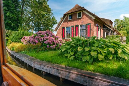 Giethoorn and Enclosing Dike Day Trip from Amsterdam with Boat Tour