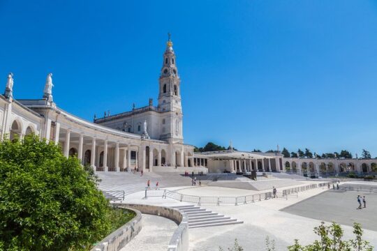 Fatima, Batalha, Nazare, Obidos Full-Day Group Tour from Lisbon