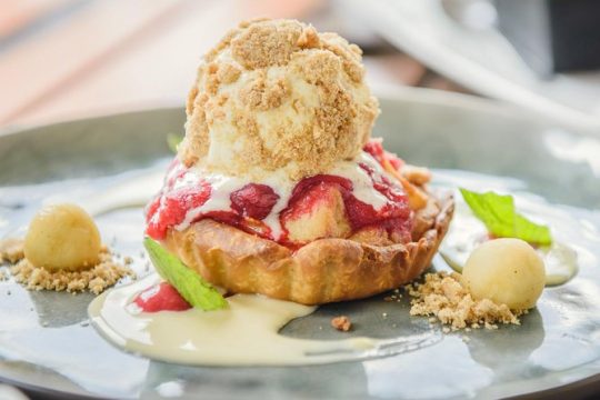 Deluxe Wine Tour to Tamborine Mountain, includes two course lunch