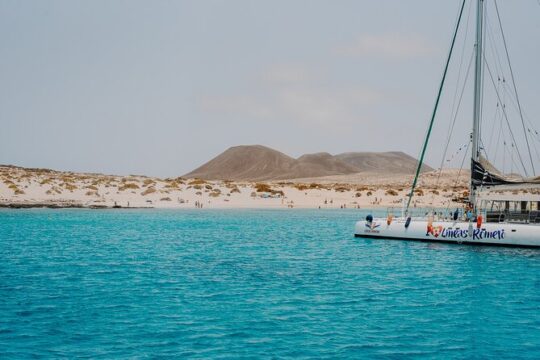 Lanzarote: La Graciosa island cruise with lunch and water activities