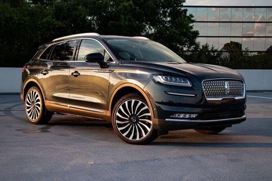 Chicagoland Sightseeing in Style Luxury Private Sedan