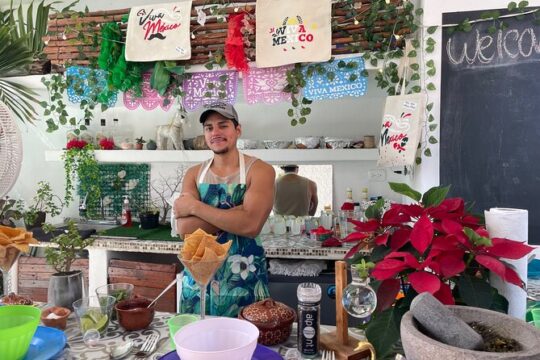 Elaboration of tortillas by hand following the Mexican tradition