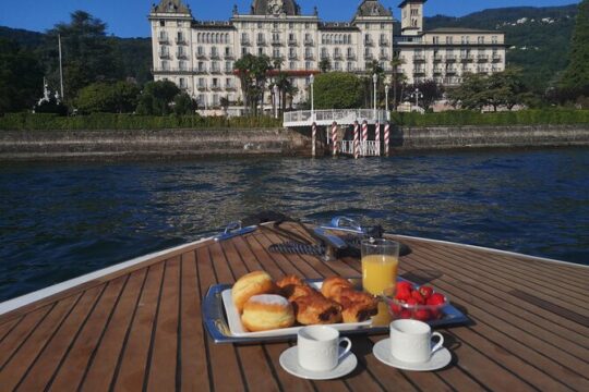 A relaxing morning cruise on lake Maggiore with a personal guide