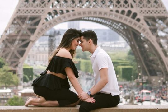 Book Exclusive Eiffel Tower Photoshoot Parisian Photographer