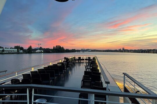 Prestige Commented Cruise glass of wine and Canelé in Bordeaux