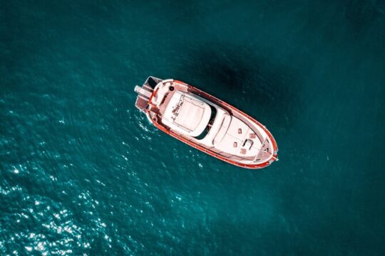 Capri: discover the beauties of the island aboard a luxury boat!