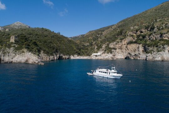 Amalfi Coast by boat with aperitif, lunch and sea breaks