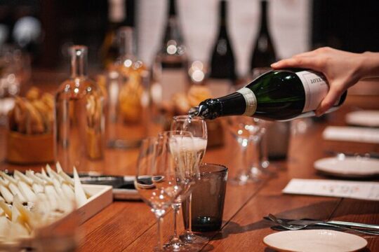 French Wine and Champagne Tasting in Paris in Spanish