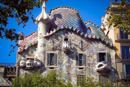 Sailing Experience, Sagrada Familia and Casa Battló Small Group Tour