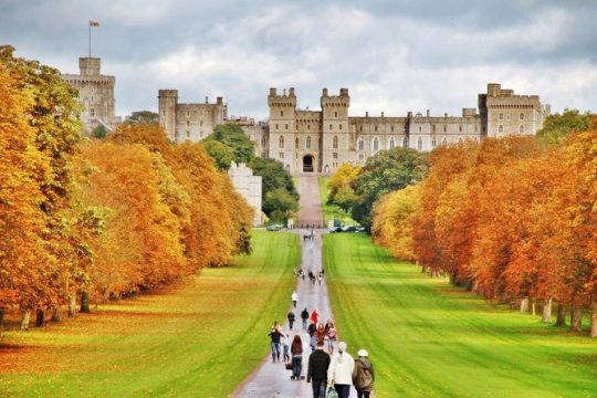 Private Chauffeured Minivan Tour to Windsor from London with a Licensed Guide