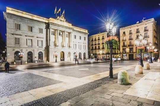 Barcelona Night Tour Including Drink with Private Local Guide