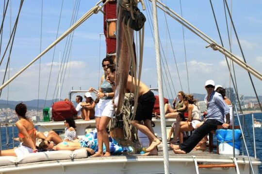 1,5 Hours Tour on a Historical Boat with music, drinks & Food