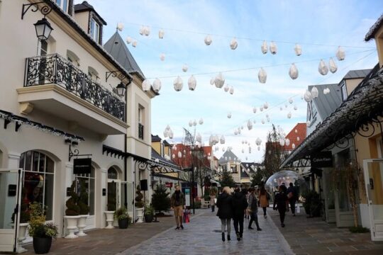 Marais with Seine River Cruise and la Vallée Village shopping tour