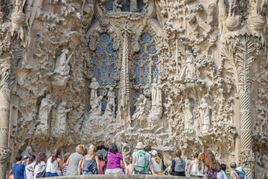 Barcelona: Sagrada Familia Semi-Private Guided Tour