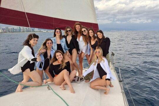 Private Sailing in Barcelona with Local Snacks