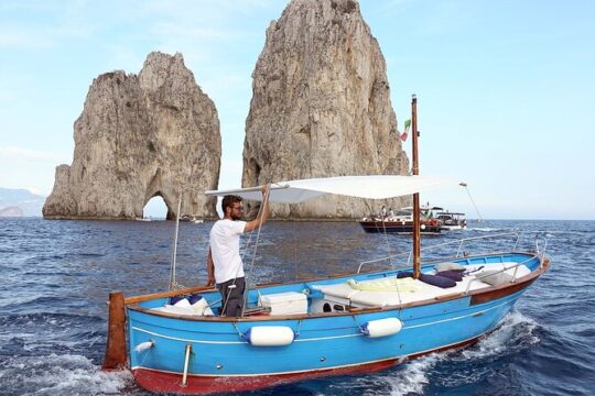 Capri enjoy the Dolce Vita by boat for 4 unforgettable hours!