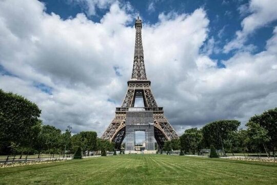Romantic stroll in Paris for two