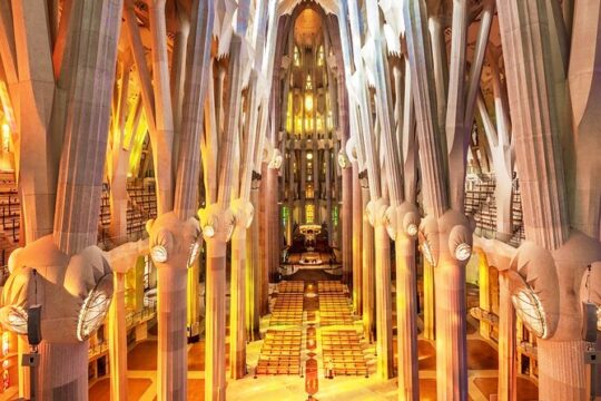 Sagrada Familia Golden Hour Tour with Skip the line Tickets