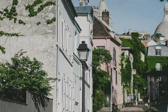 Montmartre's Secrets and Tastes in a Private Walking tour