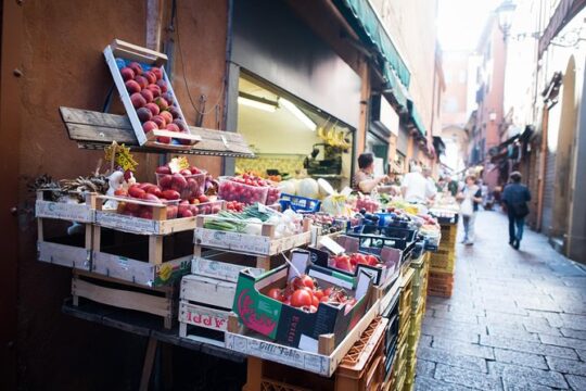 Private market tour, lunch or dinner and cooking demo in Marsala