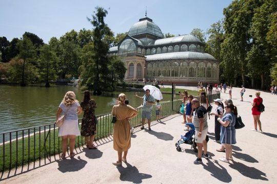 El Retiro Park Guided Tour and tapas tasting