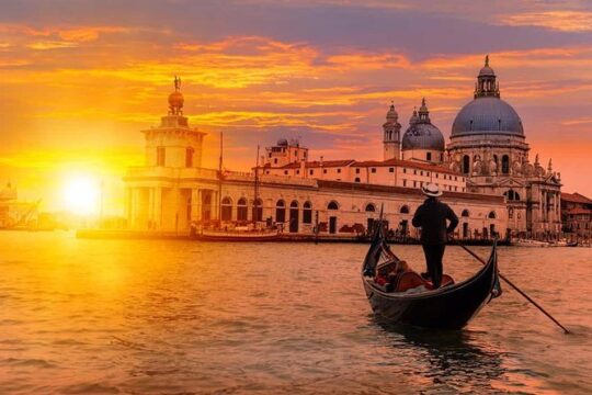 A luxury gondola tour in Venice: onboard aperitif and serenade