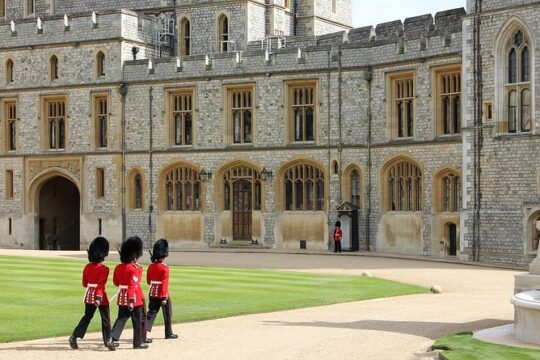 Royal Windsor Castle Private Tour in Executive Luxury Vehicle