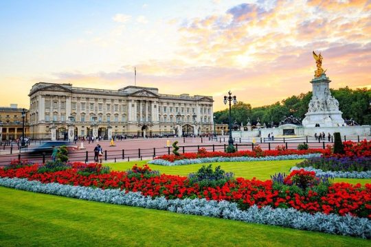 Luxury Chauffeured Minivan at Your Disposal in London for Full Day