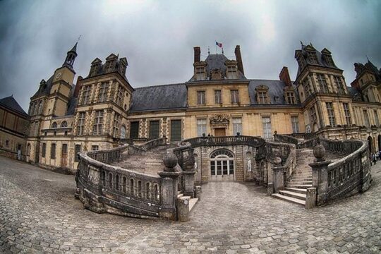 Private 5-hour round transfer to Fontainebleau from Paris