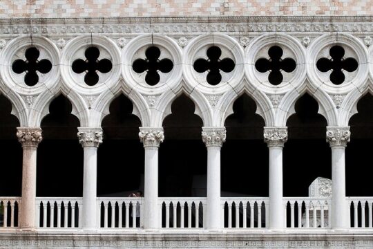 Gondola Ride & Doge's Palace Guided Tour in Venice