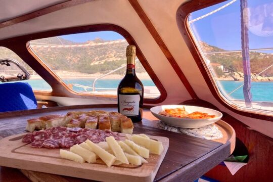 Daily cruise on a sailing catamaran on the La Maddalena archipelago
