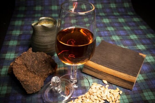 Afternoon Whisky Tasting in a Traditional Edinburgh Bar