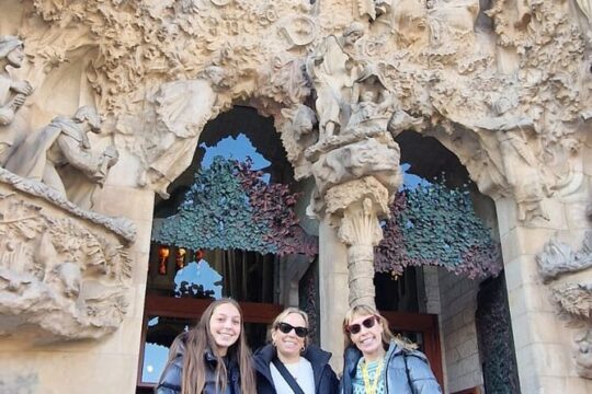 Barcelona private guided walking tour to Old Town, lunch and Sagrada Familia