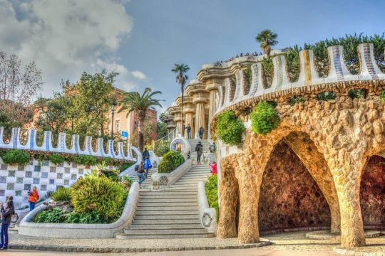 Barcelona: Parque Guell Guided Tour with Skip the Line Ticket