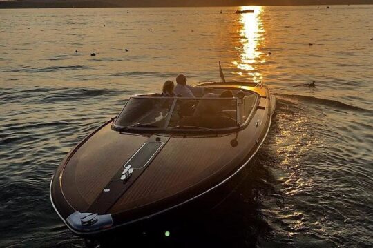 Luxury and Franciacorta wine on Lake Como on board of a classic Riva speedboat