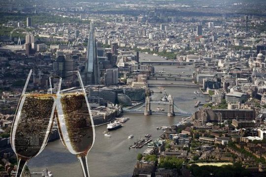 35 minute London Sightseeing Flight for 2 with Champagne