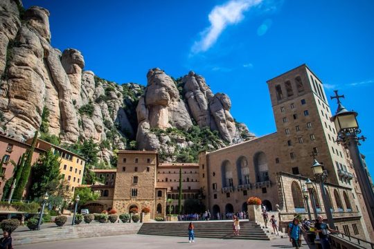 Small Group Montserrat Tour & Winery Visit with Farmhouse Lunch