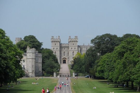Windsor, Stonehenge & Winchester Tour Executive Private Vehicle