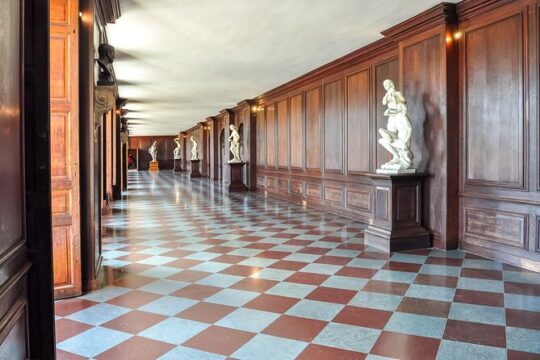 Skip-the-line Hampton Court Palace from London by Car