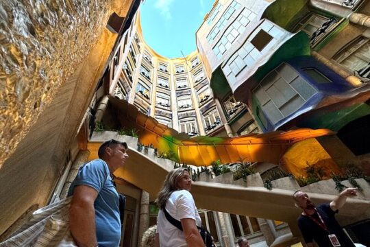 Sagrada Familia and Casa Mila Walking Tour with Glass of Cava