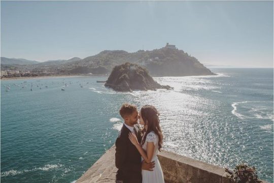 Private Photo Session with a Local Photographer in San Sebastian